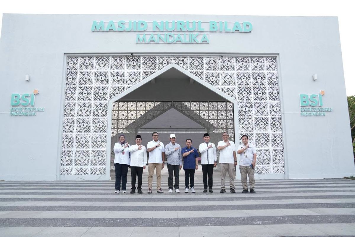 Perkuat fungsi rumah ibadah di kawasan wisata, ITDC bersama BSI dan perwakilan pemerintah berfoto di depan Masjid Nurul Bilad, ikon religi di kawasan The Mandalika, Lombok Tengah.